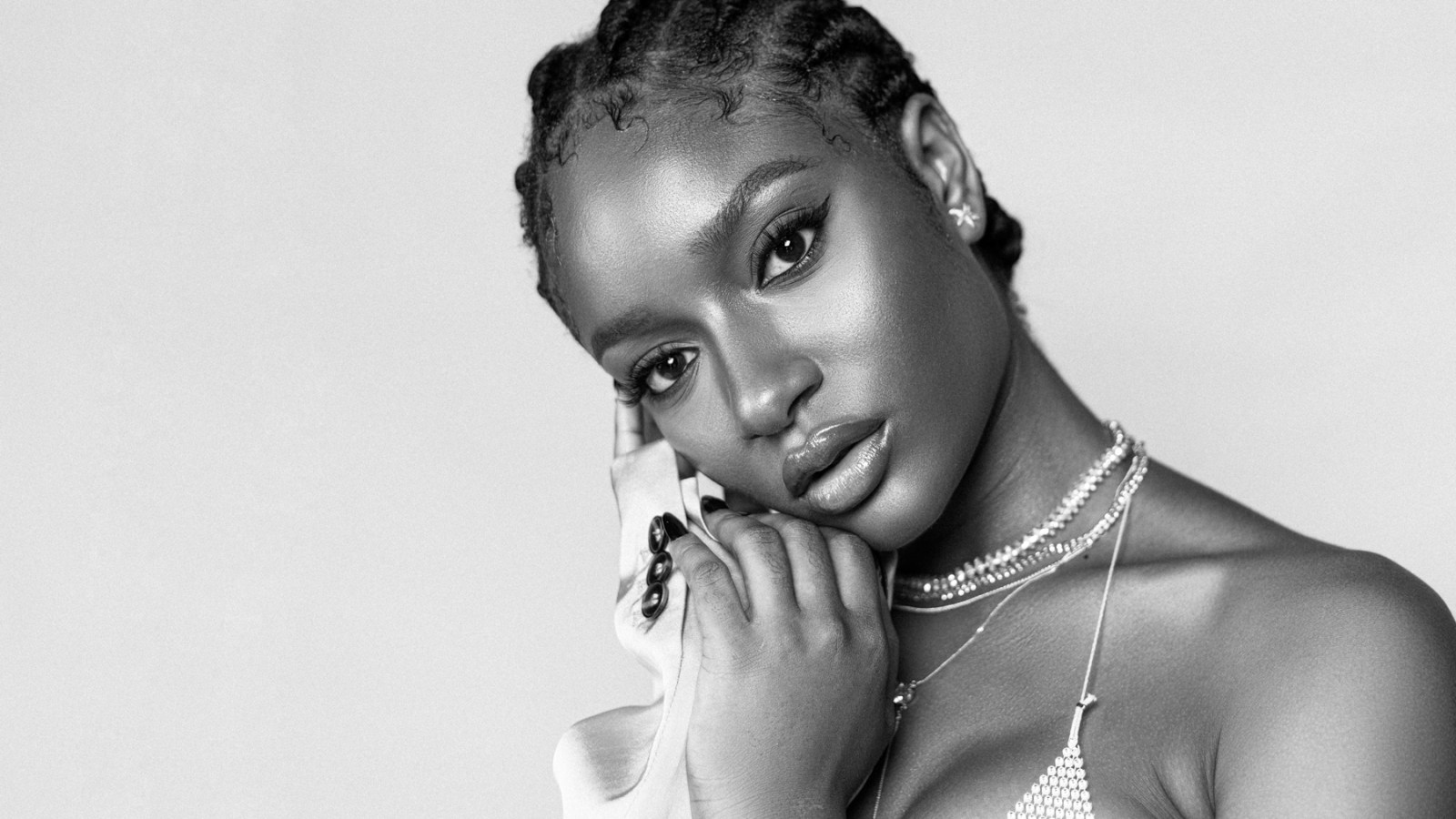 SINGER REMASHADE AT AYRA STARR FOR RELOCATING TO NEW YORK￼￼