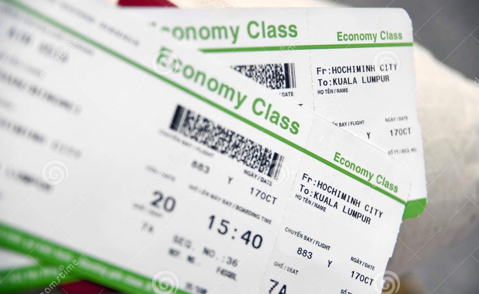 PASSENGERS PROTEST DOLLAR-ONLY TICKET SALES BY AIRLINES￼